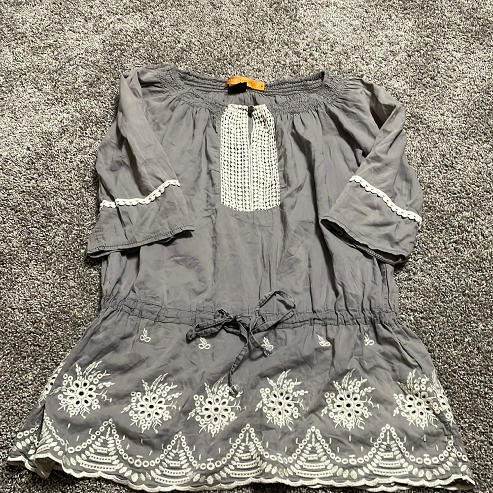Urban Mango Women’s Medium Gray w/white Embroidery drawstring‎ waist blouse